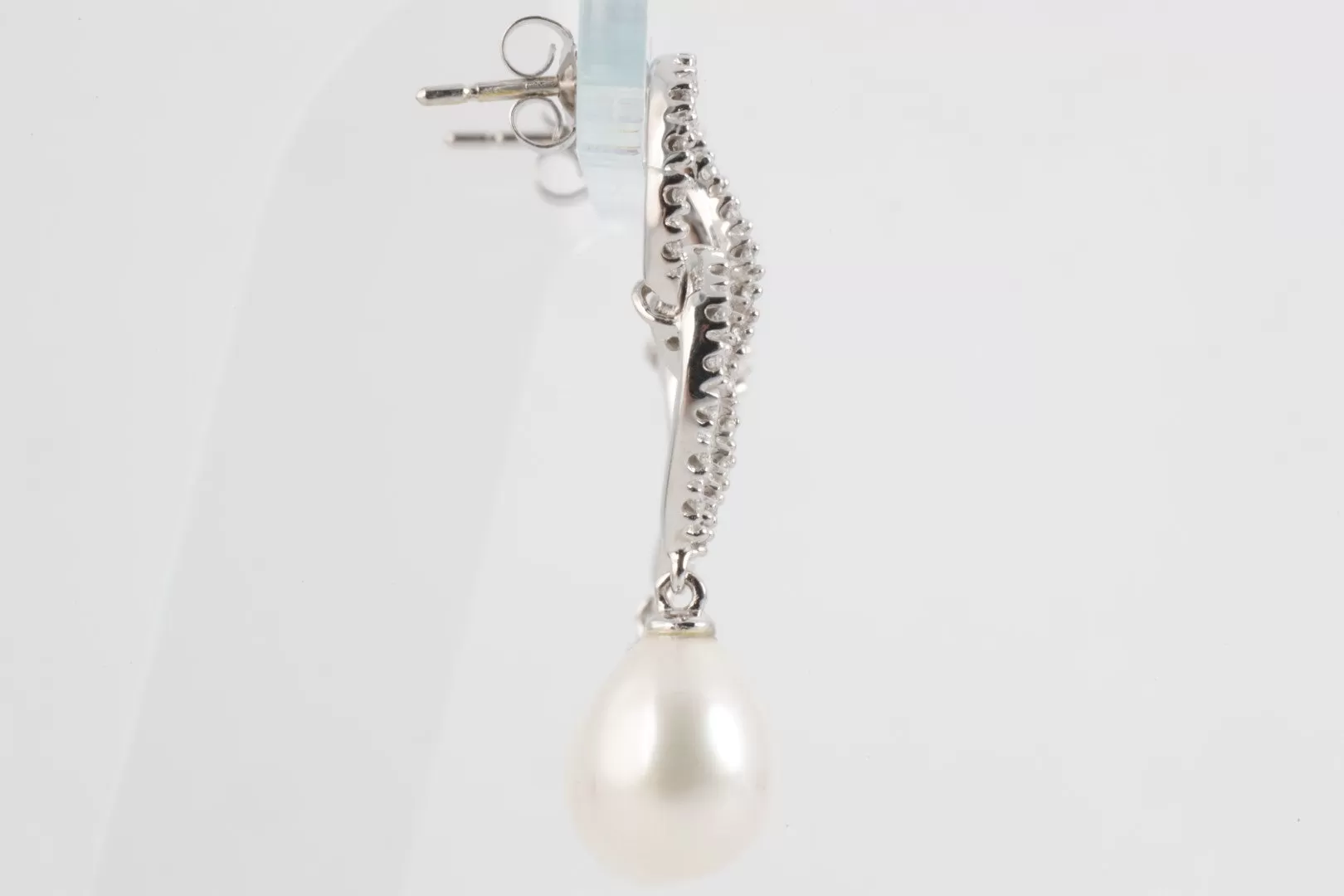 14k White Gold 0.270tcw Diamond & Pearl Earrings (6.90g.)