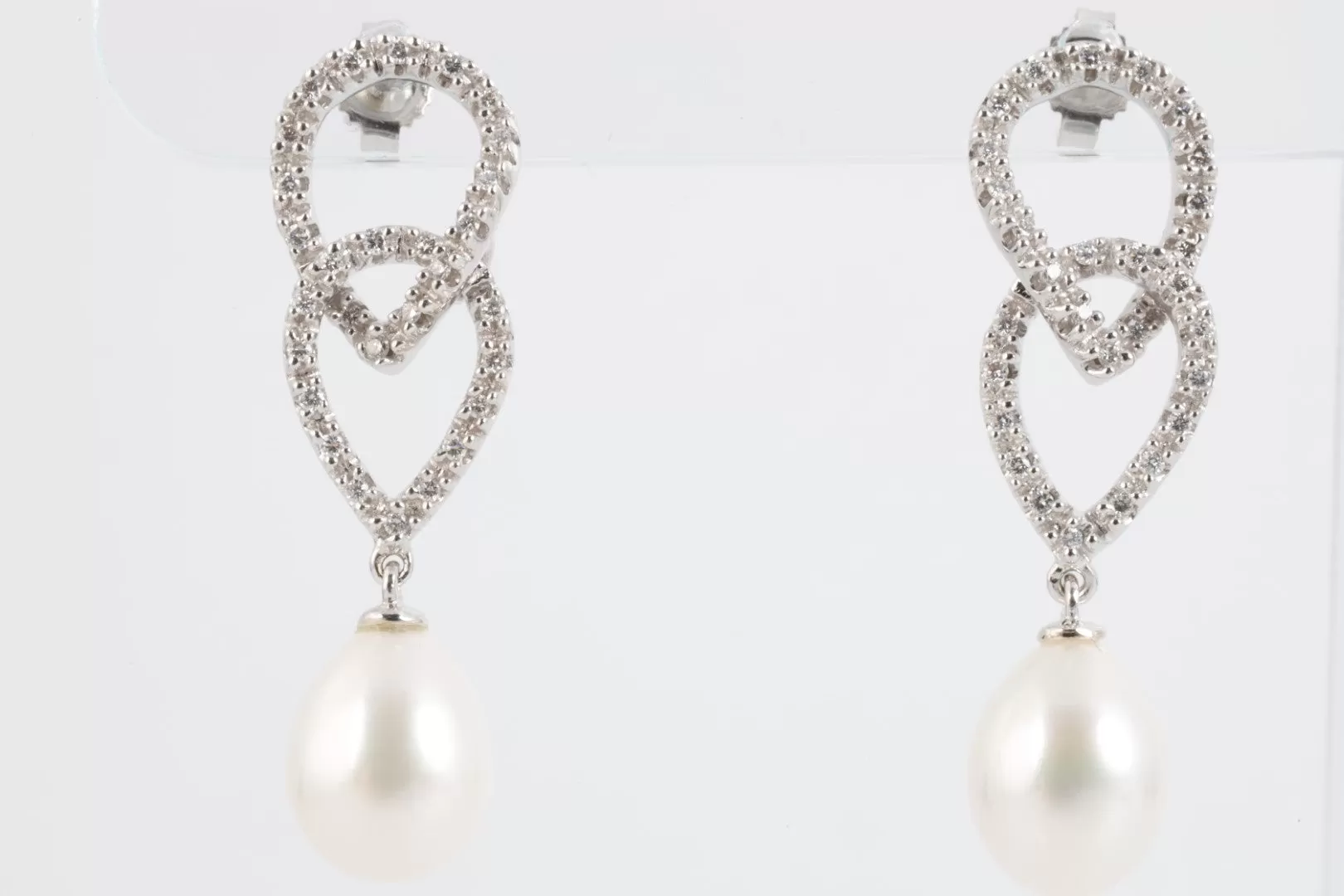 14k White Gold 0.270tcw Diamond & Pearl Earrings (6.90g.)