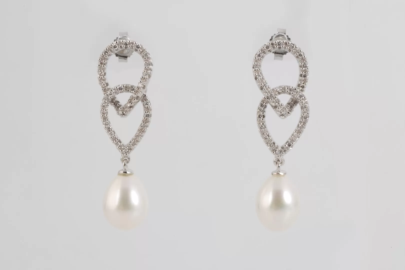 14k White Gold 0.270tcw Diamond & Pearl Earrings (6.90g.)