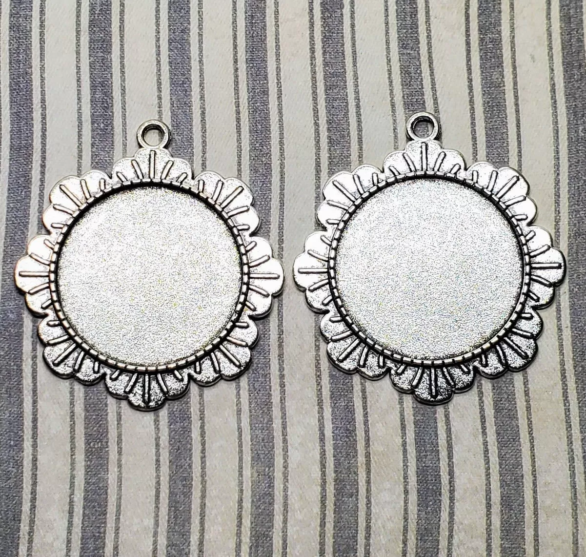 30mm Flower Antique Silver Pendant Setting Bezels (2) - L1102