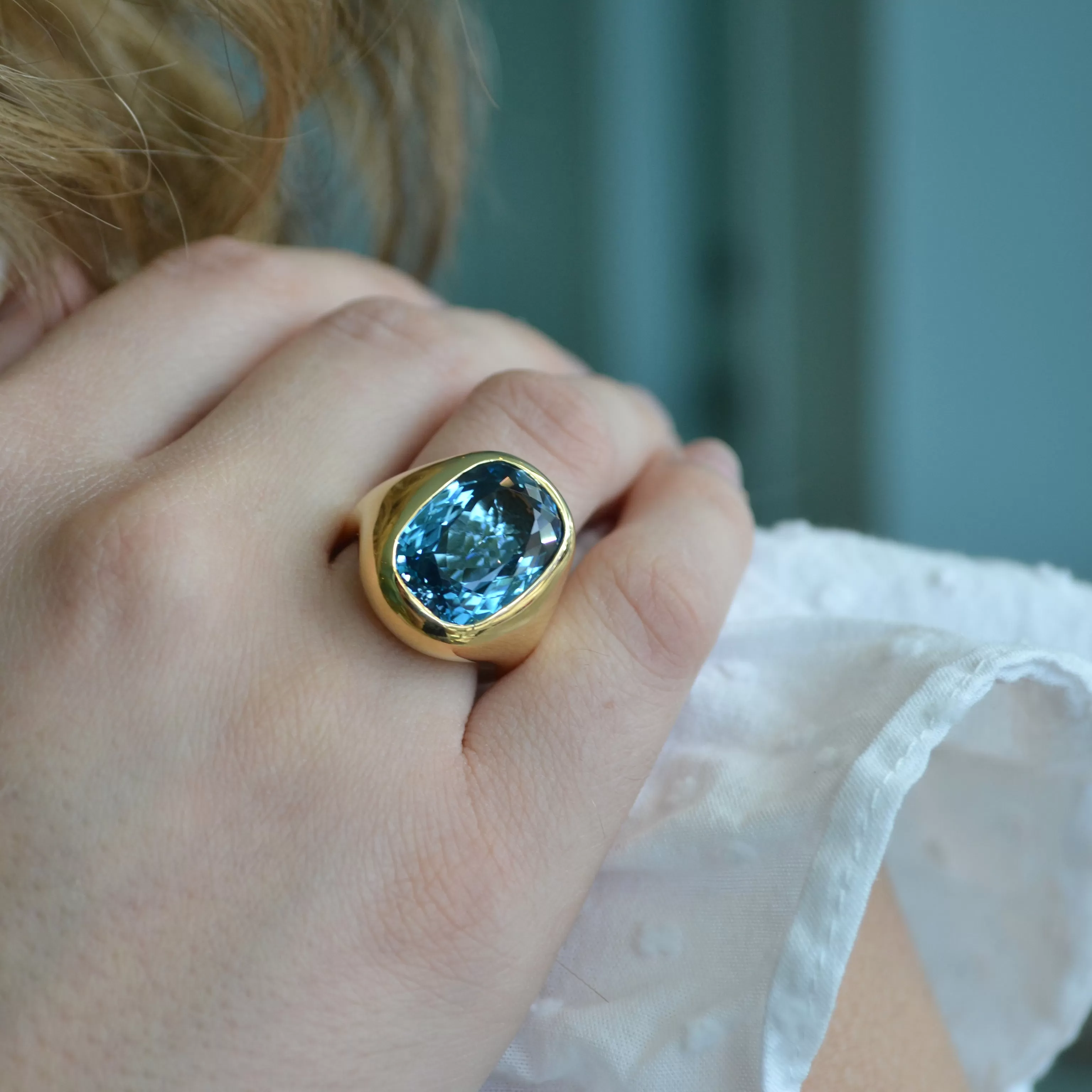 A & Furst - Essential - Cocktail Ring with London Blue Topaz, 18k Yellow Gold