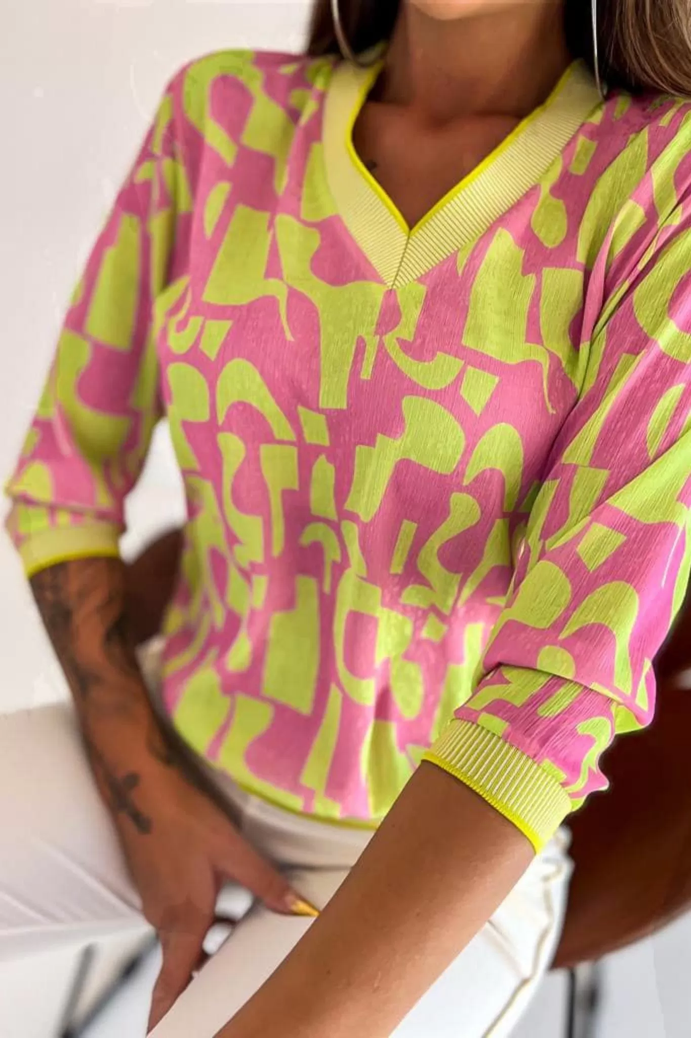 Blusa casual giallo lime a fantasia fucsia a maniche tre quarti con scollo a V e bordi elasticizzati