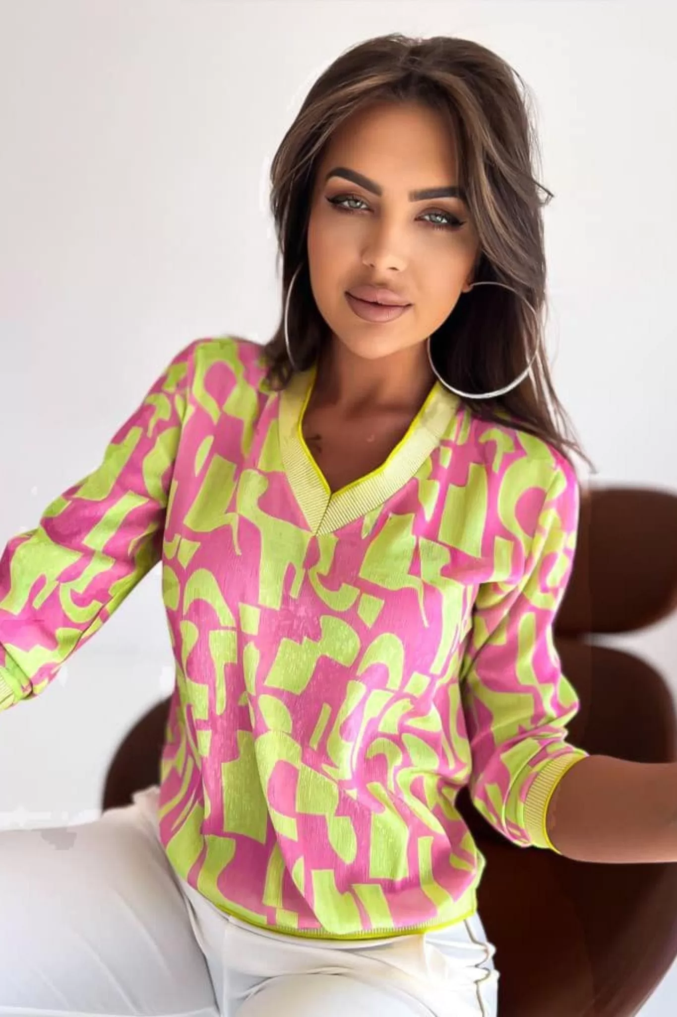 Blusa casual giallo lime a fantasia fucsia a maniche tre quarti con scollo a V e bordi elasticizzati