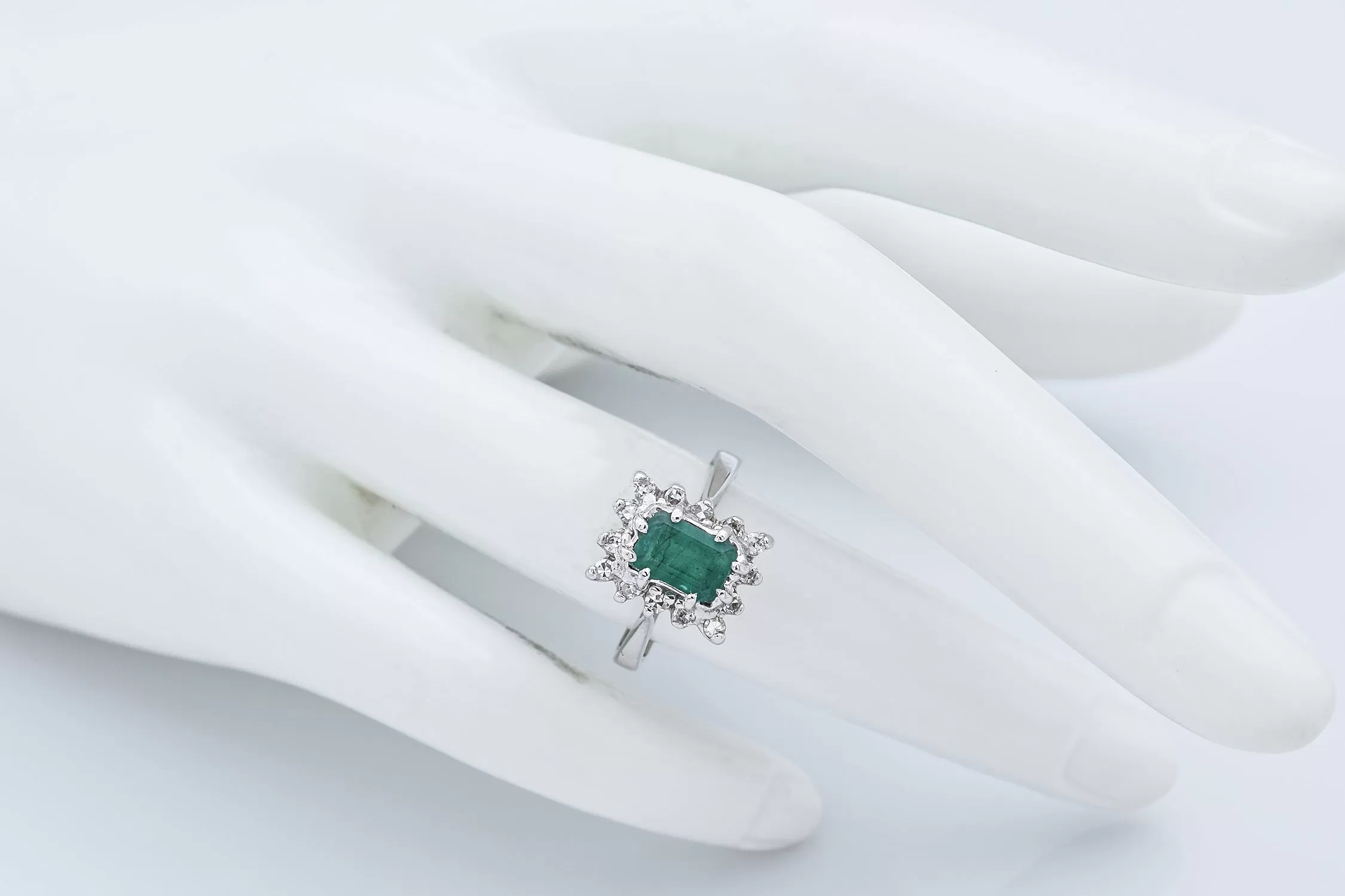 Estate 14K White Gold Emerald & 0.21 TCW Diamond Ring Size 5.5